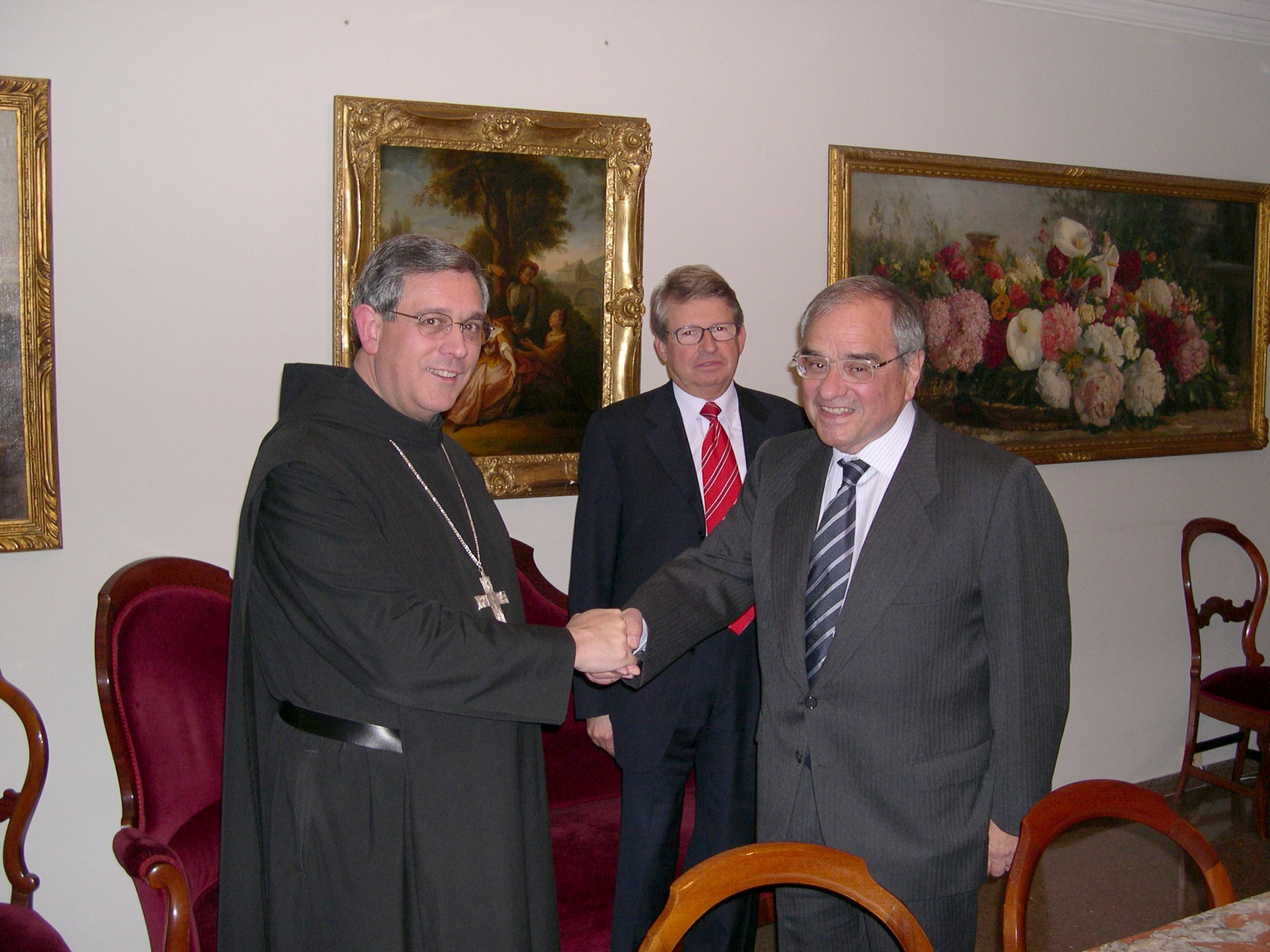 Former Spanish minister Rodolfo Martín Villa, right, shaking hands with Montserrat abbot Josep M. Soler in 2004 (Courtesy of Endesa)